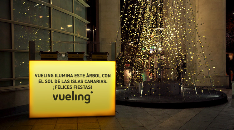 Árbol de Navidad en Bilbao con iluminación procedente de baterías cargadas con energía solar de Canarias. Acción de cobranding Vueling – Islas Canarias