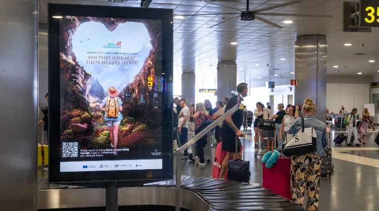 Uno de los mupis digitales de la nueva campaña de sensibilización de Islas Canarias instalados en los aeropuertos del archipiélago