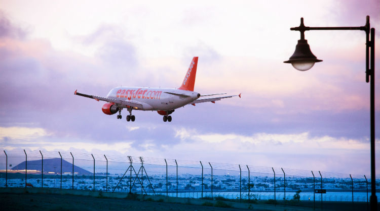 Avión de EasyJet aterrizando en el aeropuerto de Lanzarote, Islas Canarias