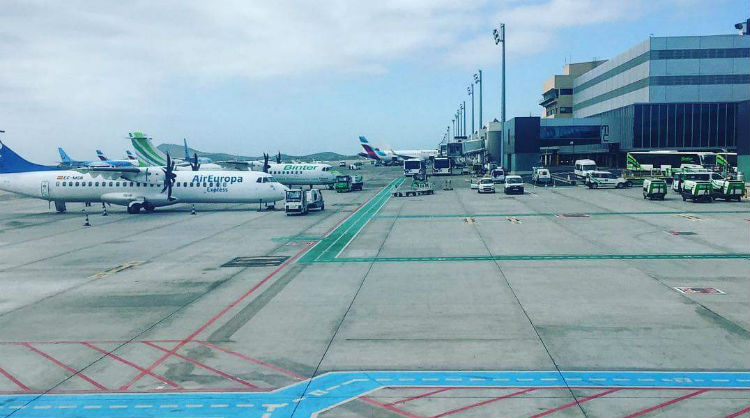 Aviones en uno de los aeropuertos canarios, Islas Canarias