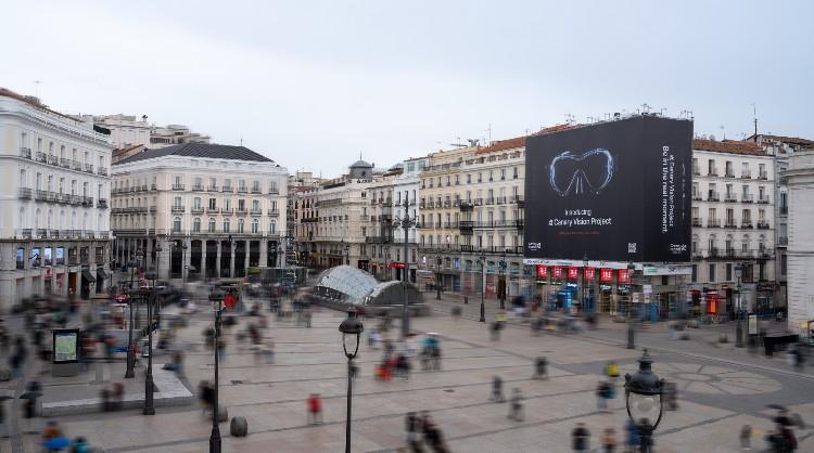 Lona de "Canary Vision Project" desplegada en la Puerta del Sol de Madrid