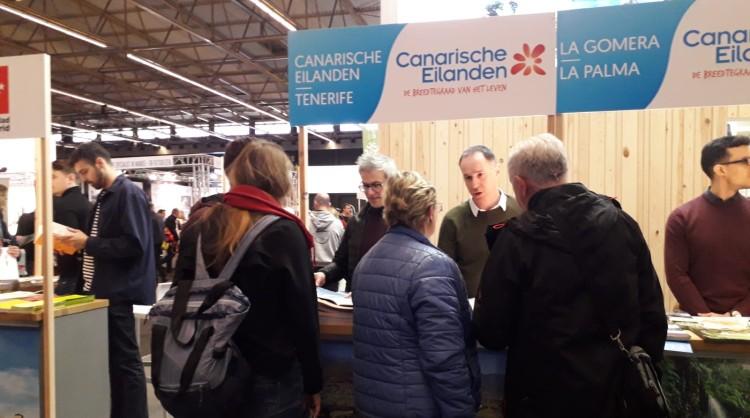 Visitantes de Fiets en Wandelbeurs, en Gante, interesados en el stand de Islas Canarias