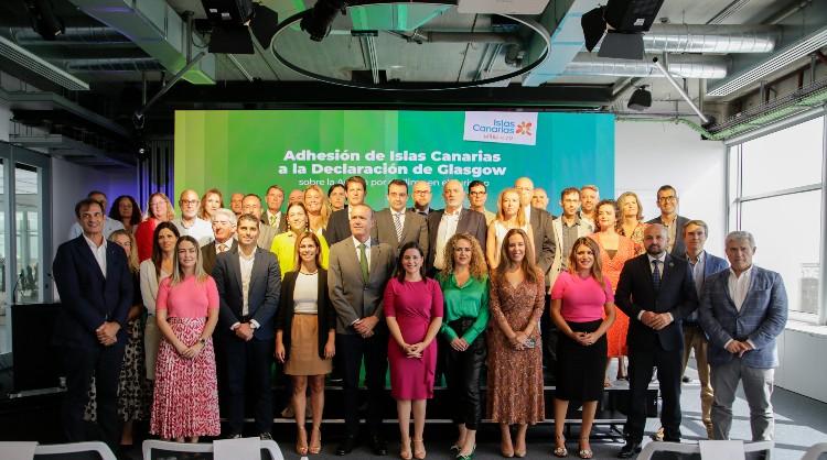 Foto de familia del acto de adhesión de #IslasCanarias a la Declaración de Glasgow sobre la Acción por el Clima en el Turismo