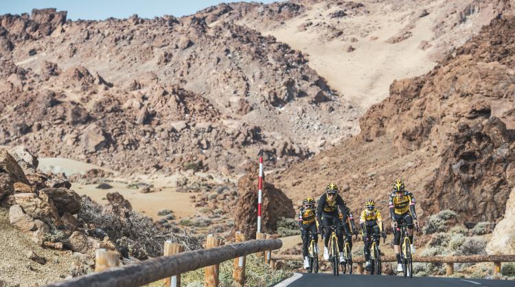 Team Jumbo-Visma, el mejor equipo ciclista del mundo en 2020, entrenando en las Islas Canarias.