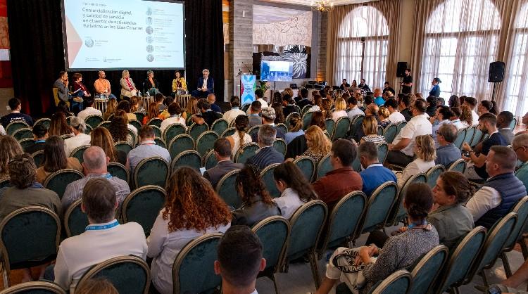 Mesa de debate en el II Encuentro de Innovación sobre la comercialización online de experiencias turísticas en Canarias