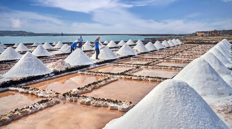 La sal marina, uno de los productos tradicionales de las Islas Canarias