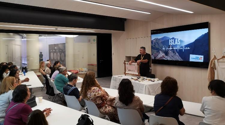 Taller de artesanía canaria en el Espacio Iberia de Madrid con motivo del Día de Canarias