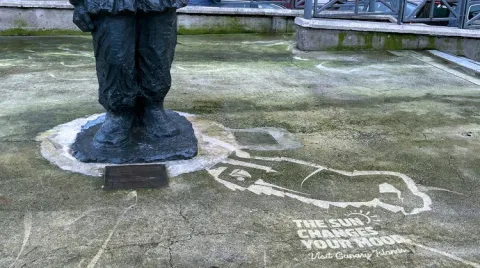 Una de las estatuas "transformadas" para promocionar el buen clima de las Islas Canarias