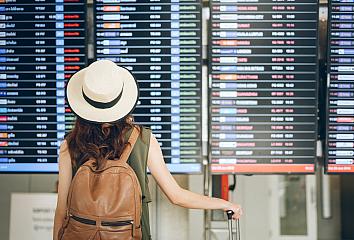 Panel de vuelos en aeropuerto