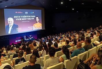Salón de actos del TEA lleno durante la grabación en directo del podcast Fitness Revolucionario