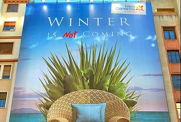 Lona gigante con geolocalización en la Gran Vía de Madrid de la acción promocional «Winter is not coming» de Islas Canarias 