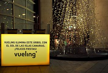 Árbol de Navidad en Bilbao con iluminación procedente de baterías cargadas con energía solar de Canarias. Acción de cobranding Vueling – Islas Canarias