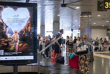Uno de los mupis digitales de la nueva campaña de sensibilización de Islas Canarias instalados en los aeropuertos del archipiélago