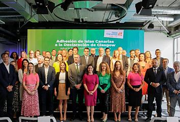 Foto de familia del acto de adhesión de #IslasCanarias a la Declaración de Glasgow sobre la Acción por el Clima en el Turismo