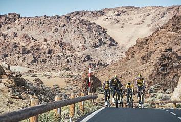 Team Jumbo-Visma, el mejor equipo ciclista del mundo en 2020, entrenando en las Islas Canarias.