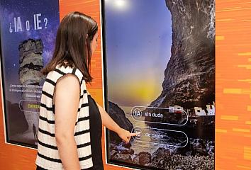 Acción de Islas Canarias en Gran Vía en la que reta a la Inteligencia Artificial 