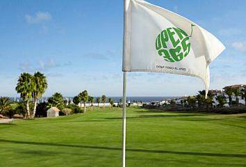El turismo de golf encuentra en las Islas Canarias un entorno atractivo para practicar su deporte favorito.