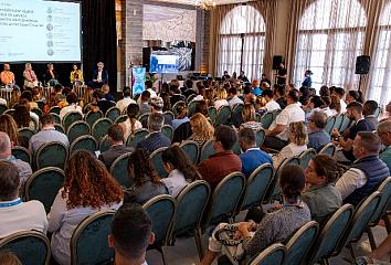 Mesa de debate en el II Encuentro de Innovación sobre la comercialización online de experiencias turísticas en Canarias