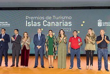Premiados y autoridades en el acto institucional de la entrega de Premios de Turismo "Islas Canarias" 2023