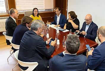 Reunión entre Turismo de Canarias, Cabildo de La Palma y representantes de las patronales turísticas para anunciar medidas impulsoras de llegada de visitantes a la isla