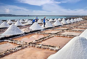 La sal marina, uno de los productos tradicionales de las Islas Canarias