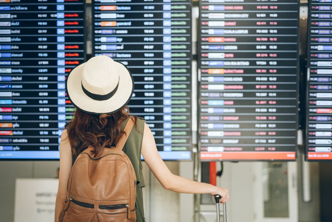 Panel de vuelos en aeropuerto