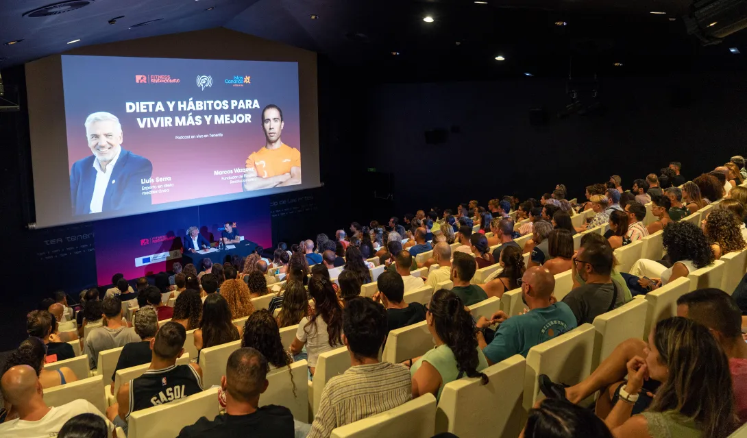 Salón de actos del TEA lleno durante la grabación en directo del podcast Fitness Revolucionario