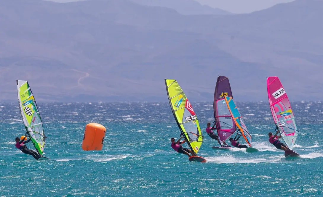 Competición de windsurf en las Islas Canarias