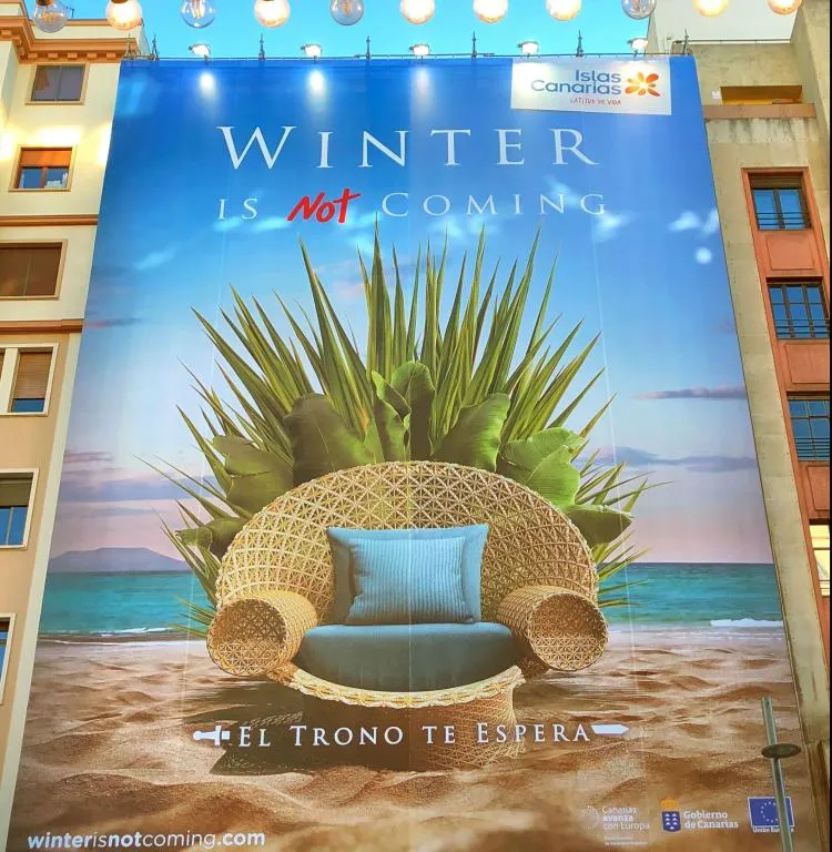 Lona gigante con geolocalización en la Gran Vía de Madrid de la acción promocional «Winter is not coming» de Islas Canarias 