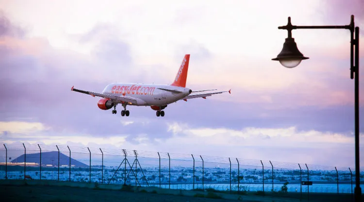Avión de EasyJet aterrizando en el aeropuerto de Lanzarote, Islas Canarias