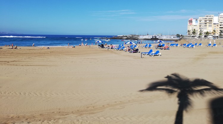 Turistas en la playa. Islas Canarias