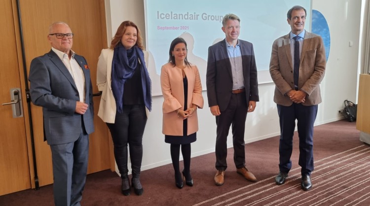 El equipo de Turismo de Canarias en Islandia con representantes del sector turístico del país
