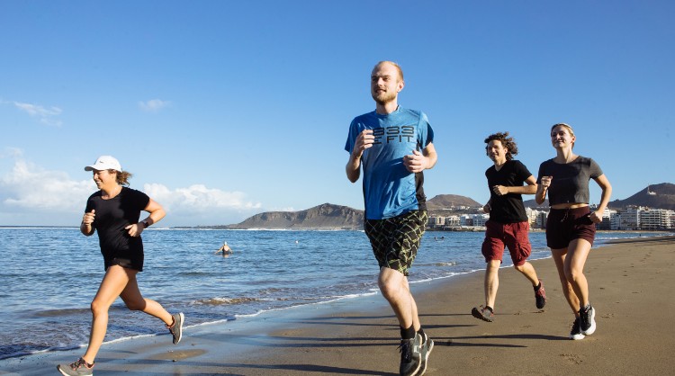 Miembros de WiFi Tribe haciendo deporte en la playa de Las Canteras (Gran Canaria), Islas Canarias